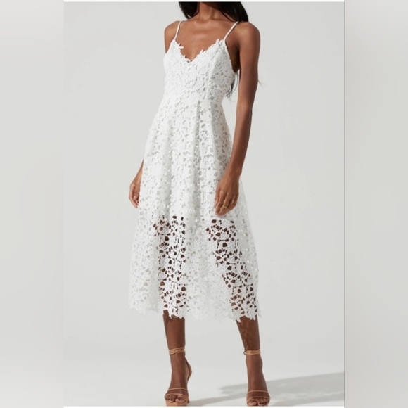 ASTR the label, size S, white lace dress, lined. Very Stylish and Versatile. - Picture 1 of 9
